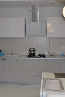 Το ψυγείο κάτω από το παράθυρο είναι γκρι