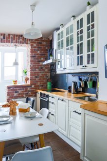 Ψυγείο κάτω από το παράθυρο στην κουζίνα