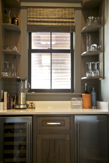 Ψυγείο κάτω από το παράθυρο για το κρασί