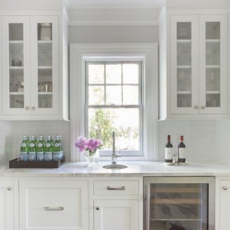 Το ψυγείο κάτω από το παράθυρο είναι ενσωματωμένο