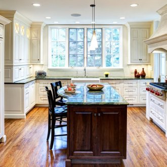 Ψυγείο κάτω από το παράθυρο με συρτάρια