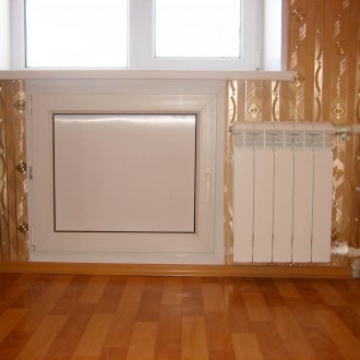 Το ψυγείο κάτω από το παράθυρο είναι το χειμώνα