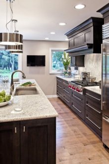 Μικρή μαύρη τηλεόραση σε μια μεγάλη κουζίνα