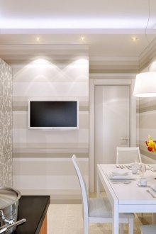 Λευκή τηλεόραση σε μια πορτοκαλί και άσπρη κουζίνα