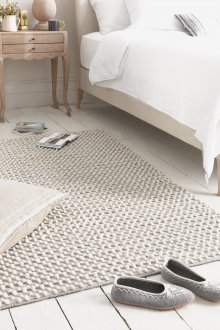 Κορδόνι του χαλιού στην κρεβατοκάμαρα