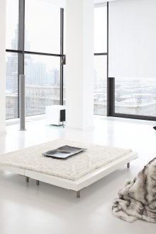 Τηλεόραση σε ένα λευκό καθιστικό