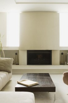 Μικρή τηλεόραση σε ένα μπεζ σαλόνι