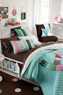 Χώρος σχεδιασμού για έναν έφηβο με υφάσματα.