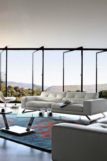 Τηλεόραση σε ένα μεγάλο φωτεινό σαλόνι