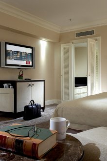 Τηλεόραση σε μια μπεζ κρεβατοκάμαρα