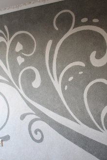 Σχέδια σε υγρή γκρίζα ταπετσαρία