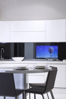 Τηλεόραση σε μια ποδιά κουζίνας