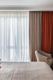 Τηλεόραση σε ένα μικρό κομψό υπνοδωμάτιο