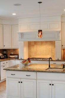 Τηλεόραση πάνω από την κουζίνα πάνω από το ψυγείο