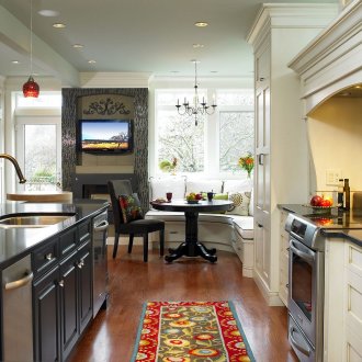 Τηλεόραση στην κουζίνα πάνω από το τζάκι