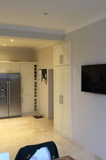 Τηλεόραση στο τζάκι της κουζίνας