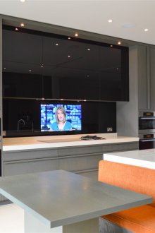 Τηλεόραση στην κουζίνα κάτω από το τζάμι