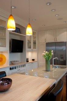 Τηλεόραση στον τοίχο της κουζίνας