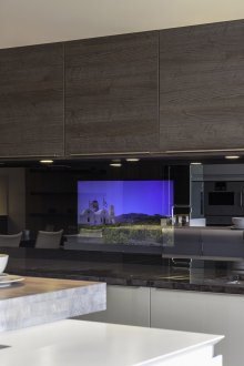 Τηλεόραση στον καθρέφτη της κουζίνας