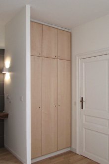 Πόρτες σε μια θέση από ένα δέντρο