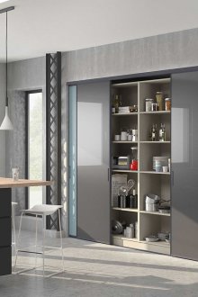 Πόρτες σε μια θέση στην κουζίνα