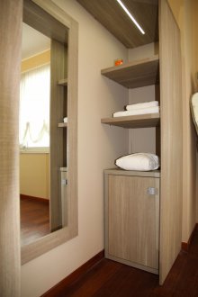 Πόρτες από πλαστικές ύλες σε εξειδικευμένες θέσεις