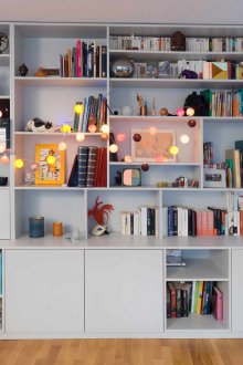 Ξύλινες πόρτες με ράφια