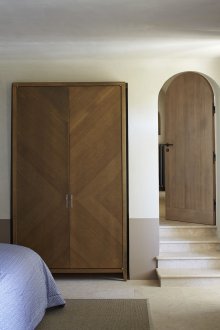 Ξύλινες πόρτες με ντουλάπα