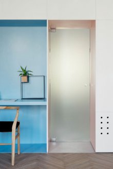 Ξύλινες πόρτες με τραπέζι