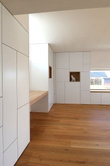 Ξύλινες πόρτες στο διαμέρισμα στούντιο