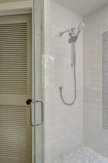 Πόρτες σε μια θέση στο μπάνιο