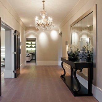 Σχεδιασμός αψίδων με σκούρα έπιπλα