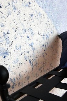 Λευκή και μπλε υγρή ταπετσαρία στο εσωτερικό