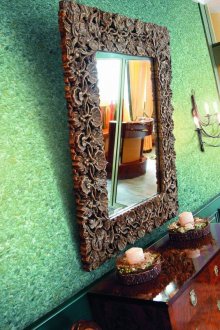 Πράσινη υγρή ταπετσαρία στο εσωτερικό του διαδρόμου