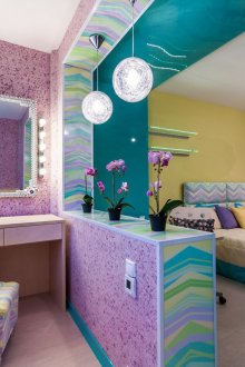 Ροζ υγρή ταπετσαρία στο εσωτερικό του υπνοδωματίου