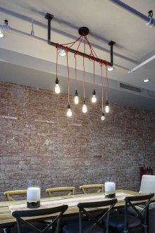 Οι διακοσμητικές λυχνίες φωτίζουν τους σωλήνες