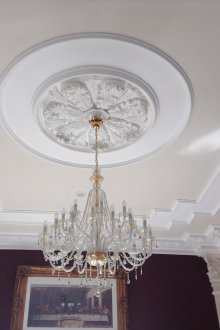 Διακοσμητικό γύψο για τον πολυέλαιο