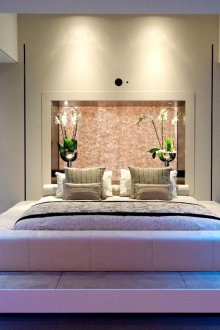 Wall ντεκόρ με υγρή ταπετσαρία στο υπνοδωμάτιο