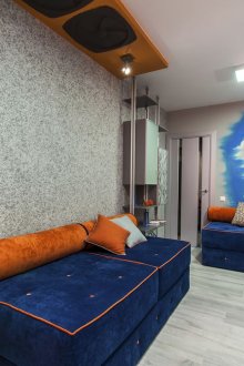 Γκρι υγρή ταπετσαρία σε ένα μικρό δωμάτιο