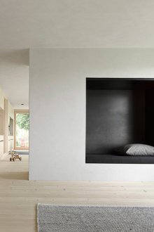 Κόγχη με μαλακό καθιστικό στο δωμάτιο