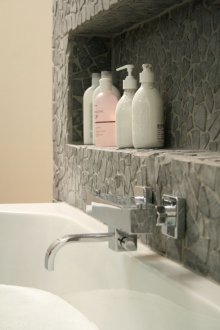 Κάτοψη από πέτρα στο μπάνιο