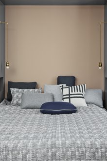 Εστιατόριο στο δωμάτιο με ένα κρεβάτι