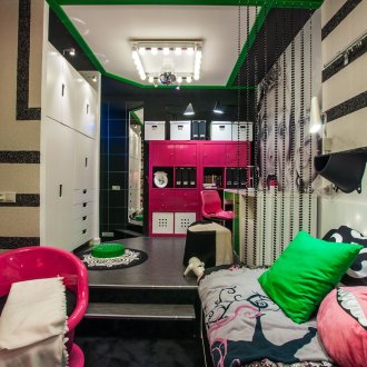 Υγρό μπεζ και μαύρη ταπετσαρία σε ένα μικρό δωμάτιο