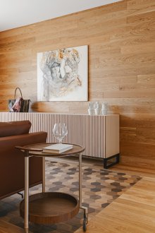 Δέντρο στο εσωτερικό του καθιστικού