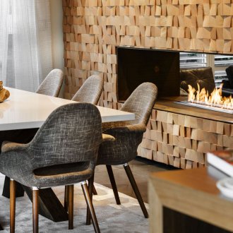 Ξύλο στο εσωτερικό με τζάκι