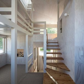 Δέντρο στο εσωτερικό με σκάλες