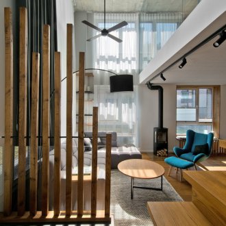 Δέντρο στο εσωτερικό του σοφίτα