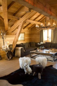 Ξύλο στο εσωτερικό σοφίτα