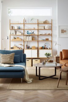 Ξύλινα ράφια στο εσωτερικό