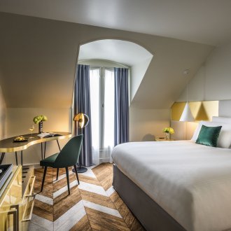 Δέντρο στο εσωτερικό του υπνοδωματίου